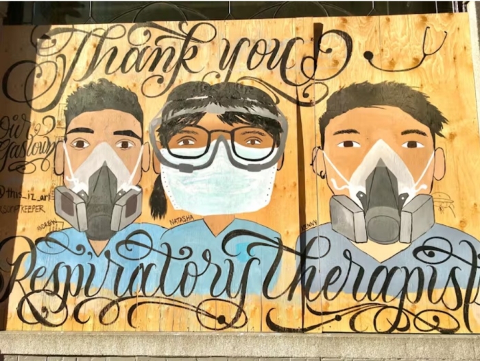 由Izzie Cheung 和 Brian Heimowski 創作呼吸治療師壁畫，向他們致敬。 （Photo by Eugene McCann，CC BY  on The Conversation）